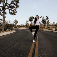 Di unggahan lain, Karen Vandela tampil memadukan blus putih dengan celana jeans hitam dan sneakers putih yang minimalis dan nyaman.Foto: Instagram @karbearv