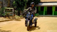 Sedangkan untuk mempermudah pengoperasianya, tuas perseneling yang semula bawaan pabrikanya berada di bagian bawah samping kiri, dirubah. Dimodifikasi sedemikian rupa dengan sambungan part dan besi ke sebelah kanan atas, tepat dibawah tangki bensin. Degan demikian Hikmat dapat mengatur posisi gigi perseneling dengan menggunakan bagian ujung pahanya. Foto: Robby Bernardi