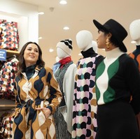 Nuansa beige dan hitam tak selalu diasosiasikan dengan kesan serius atau matang. Tapi juga bisa tampil playful dengan padu padan tepat seperti yang dikenakan Julie Estelle. Foto: Dok. Uniqlo Indonesia