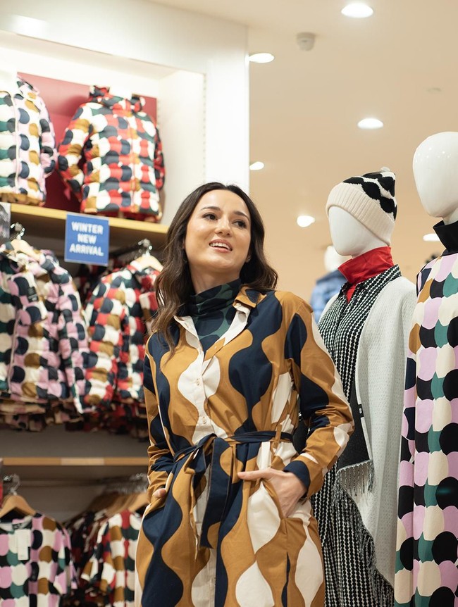 Nuansa beige dan hitam tak selalu diasosiasikan dengan kesan serius atau matang. Tapi juga bisa tampil playful dengan padu padan tepat seperti yang dikenakan Julie Estelle. Foto: Dok. Uniqlo Indonesia