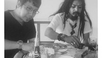 Makan langsung pakai tangan, ini momen Master Limbad saat makan bersama sahabatnya. Foto: Instagram @limbadindonesia