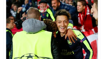 Mesut Ozil yang banyak dibangkucadangkan bisa tersenyum. Foto: istimewa