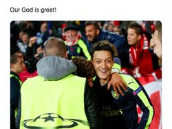 Meme Unai Emery Dipecat Arsenal Bikin Ozil Bahagia