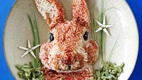 Kelinci yang imut menggemaskan ini terbuat dari nasi dengan campuran sayur buncis dan matanya terbuat dari kacang hitam. Foto: Instagram @demealprepper