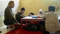 Hikmat menjadi guru di Sekolah Luar Biasa (SLB) Negeri Batang dengan status CPNS. Kecintaannya pada anak-anak berkebutuhan khusus pun mulai muncul saat dirinya berkesempatan untuk mengajar di SLB.