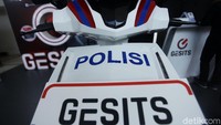Di bagian atas pelat nomot juga tertera tulisan Polisi.