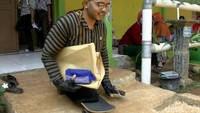 Hal itu membuat Hikmat melakukan aktivitas kesehariannya sendiri tanpa mengandalkan bantuan orang lain. Keterbatasan fisiknya tidak membuatnya berkecil hati.