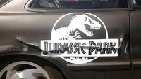Bodi rusak seperti di foto atas mungkin susah diperbaiki karena cukup panjang terkoyaknya. Pasang saja stiker Jurassic Park! (Boredpanda)