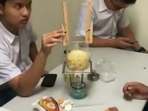 Anti Mainstream, Murid Ini Masak Mie Instan Pakai Alat Praktikum di Kelas