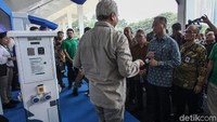 Menperin Agus Gumiwang tengah mendengarkan penjelasan di salah satu booth saat berkeliling pameran otomotif IIMS Motobike Expo 2019.