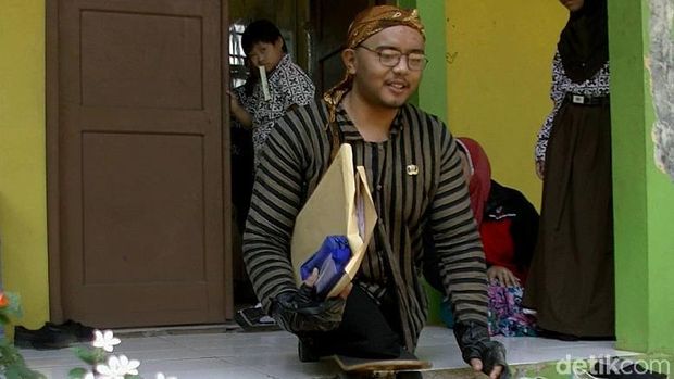 Muhamad Hikmat (26), guru difabel di SLB Negeri Batang.