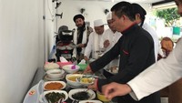 Master Limbad ikut mengantre saat makan bersama di prasmanan ini. Posenya seperti tak sabar untuk mengambil makanan.  Foto: Instagram @limbadindonesia