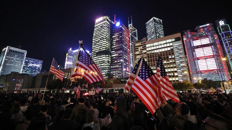Trump Teken RUU Dukung Mereka, Demonstran Hong Kong Gelar Perayaan Trump Teken RUU Dukung Mereka, Demonstran Hong Kong Gelar Perayaan
