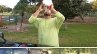 Tak kalah konyol, beberapa orang pernah melakukan tantangan minum segalon susu. Susu memang baik untuk kesehatan, tapi kalau dikonsumsi dalam jumlah sangat banyak justru berbahaya. Apalagi tantangan ini juga seolah membuang susu dengan sia-sia. Foto: BuzzFeed