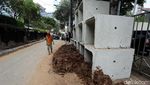 Potret Tumpukan Tanah Galian yang Menutupi Jalan di Cikini