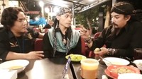 Marter Limbad bahkan pernah membuat video lucu tantangan makan lemon. Ekspresi saat makan lemon asam dari teman-temannya sukses membuat Master Limbad tertawa. Foto: Instagram @limbadindonesia