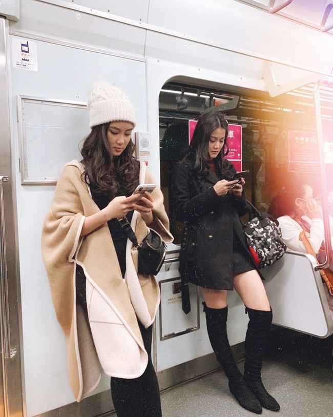 Ketika bepergian ke negara yang sedang bermusim dingin, wanita cantik itu mengenakan busana yang menyesuaikan. Kali ini dengan jubah dan beanie yang membuatnya tampak stylish. Foto: Instagram @karbearv