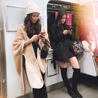 Ketika bepergian ke negara yang sedang bermusim dingin, wanita cantik itu mengenakan busana yang menyesuaikan. Kali ini dengan jubah dan beanie yang membuatnya tampak stylish. Foto: Instagram @karbearv
