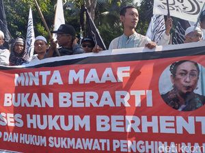 Massa Aliansi Umat Islam di Surabaya Tuntut Sukmawati Diadili