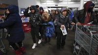Sejumlah warga nampak berbondong-bondong memasuki salah satu toko di kawasan Chicago, Illinois, Amerika Serikat, untuk berburu diskon belanja di saat Black Friday. Kamil Krzaczynski/Getty Images.