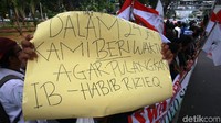 Massa nampak membawa spanduk bertuliskan Mahasiwa Bersama Rakyat Indonesia Selamatkan Habib Rizieq dan Dalam 24 Jam Kami Berikan Waktu Agar Pulangkan IB Habib Rizieq. Mereka juga tampak membawa bendera merah putih. Sementara itu di atas mobil komando tampak mahasiswa bergantian menyampaikan orasinya. 