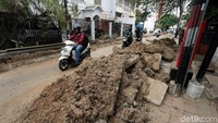Tumpukan tanah itu tak jarang membuat arus lalu lintas di jalan itu menjadi tersendat di jam-jam sibuk.