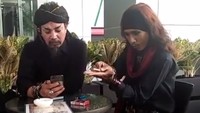 Tak melulu serius, ia juga kerap nongkrong untuk menikmati untuk menikmati kopi bersama dengan temannya. Foto: Instagram @limbadindonesia