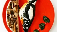 Sushi satu ini dihias menjadi burung yang sedang bertengger, lengkap dengan nori dan jamur yang nikmat. Kreatif! Foto: Instagram @demealprepper