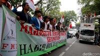 Sejumlah massa dari Front Mahasiwa Islam (FMI) menggelar demo di depan Kementerian Koordinator Bidang Politik Hukum dan Keamanan (Kemenko Polhukam), Jakarta Pusat, Jakarta (29/11/2019).
