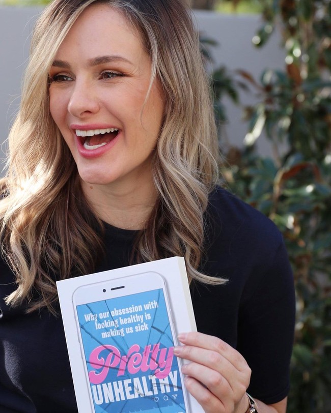 Karena itu, Dr Nikki Stamp berusaha untuk mendukung para wanita sebagai dokter bedah dan berusaha berjuang untuk bisa setara dengan para pria dalam bidangnya. Foto: Instagram @drnikkistamp