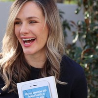 Karena itu, Dr Nikki Stamp berusaha untuk mendukung para wanita sebagai dokter bedah dan berusaha berjuang untuk bisa setara dengan para pria dalam bidangnya. Foto: Instagram @drnikkistamp