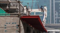 Para pekerja menyelesaikan konstruksi stasiun LRT di kawasan Rasuna, Said, Jakarta, Jumat (29/11/2019).