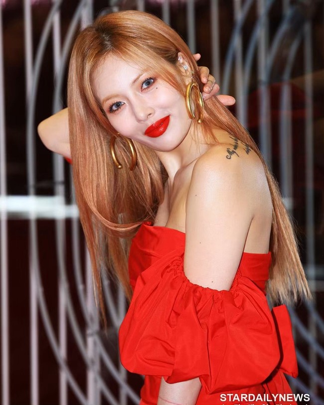 Hyuna mengejutkan para penggemarnya ketika mengungkap bahwa selama ini ia menderita depresi, gangguan panik, dan vasovagal syncope. Dalam sebuah unggahan di Instagram, ia panjang lebar bercerita mengenai kondisinya yang ditutupinya itu. (Foto: Instagram @hyuna_aa)