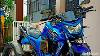 Kerap keluar kota dan suka naik motor, tidak begitu masalah bagi Muhamad Hikmat (26), seorang guru difabel di SLB Batang. Setelah dua kali ganti motor, Hikmat yang kondisinya tidak mempunyai dua kaki ini,  menjatuhkan pilihan pada Yamaha Byson. Untuk warnanya, dirinya memilih warna Vivid Purplish Blue Cocktail pada Yamaha Byson keluaran Tahun 2012 tersebut. Warna ini disebut-sebut sebagai warna yang cerah dan penuh harapan. Foto: Robby Bernardi/detik.com