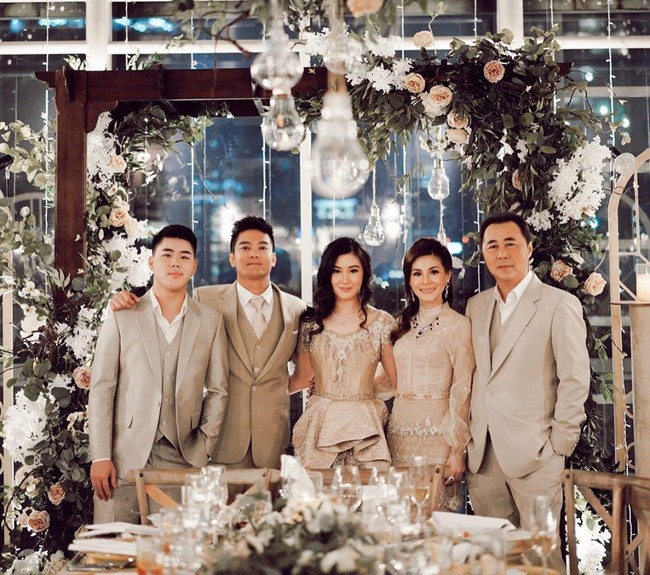 Karen Vandela telah melangsungkan pesta pertunangan dengan sang kekasih  presenter Boy William. Dari foto-foto yang diunggahnya, acara tersebut tampak klasik dan mewah. Karen sendiri mengenakan dress ramai embellishment dengan aksen peplum yang menawan. Foto: Instagram @karbearv