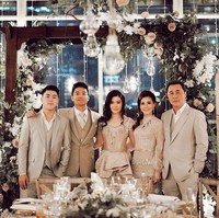 Karen Vandela telah melangsungkan pesta pertunangan dengan sang kekasih  presenter Boy William. Dari foto-foto yang diunggahnya, acara tersebut tampak klasik dan mewah. Karen sendiri mengenakan dress ramai embellishment dengan aksen peplum yang menawan. Foto: Instagram @karbearv