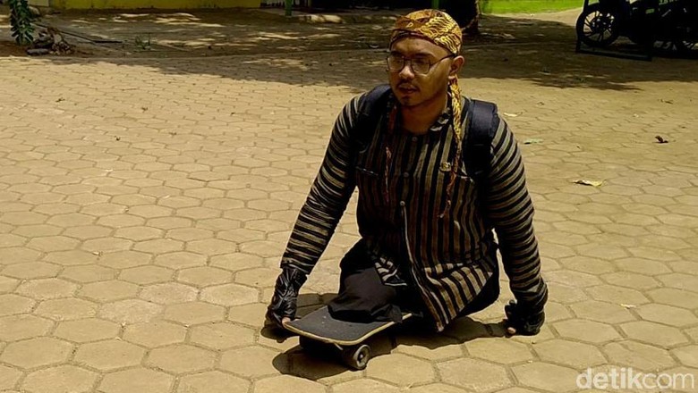 Hari Difabel Internasional, Menengok Semangat Guru Ber-skateboard di Batang Hari Difabel Internasional, Menengok Semangat Guru Ber-skateboard di Batang