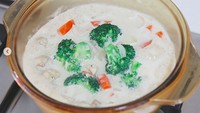 Ia juga sering masak sendiri untuk membuat makanan sehat dan rendah kalori. Misalnya sup berisi dada ayam, brokoli, dan wortel. Untuk kuah sup, ia bahkan memakai susu kedelai. Foto: Instagram love__lean
