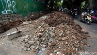 Tumpukan tanah galian nampak memakan badan jalan di kawasan Cikini, Jakarta, Jumat (29/11/2019).