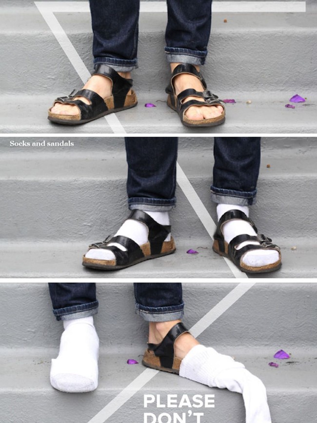 Sebenarnya menggunakan kaus kaki sebelum menggunakan sandal sih merupakan hal yang biasa. Banyak yang melakukan trik ini untuk mencegah agar kaki tidak belang karena terkena sinar matahari. Tapi ingat ya, jangan sampai kamu terbalik dan justru memakai kaus kaki di bagian luar sandal seperti ini. Foto: dok. jessicasaia
