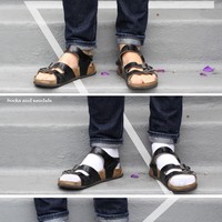 Sebenarnya menggunakan kaus kaki sebelum menggunakan sandal sih merupakan hal yang biasa. Banyak yang melakukan trik ini untuk mencegah agar kaki tidak belang karena terkena sinar matahari. Tapi ingat ya, jangan sampai kamu terbalik dan justru memakai kaus kaki di bagian luar sandal seperti ini. Foto: dok. jessicasaia