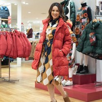Ini gaya Julie Estelle saat memadukan shirt dress dengan jaket musim dingin berwarna bold. Foto: Dok. Uniqlo Indonesia