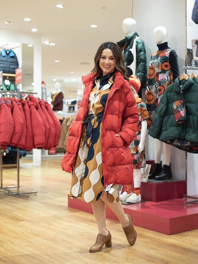 Ini gaya Julie Estelle saat memadukan shirt dress dengan jaket musim dingin berwarna bold. Foto: Dok. Uniqlo Indonesia
