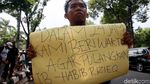Mahasiswa Geruduk Kemenko Polhukam Tuntut Habib Rizieq Dipulangkan