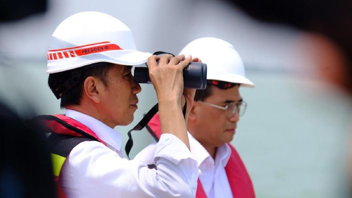 Presiden Jokowi memberikan ucapan selamat kepada Timnas Polo Air Indonesia. Foto: Presiden Jokowi meninjau proyek Pelabuhan Patimban (Andhika-detikcom) Presiden Jokowi memberikan ucapan selamat kepada Timnas Polo Air Indonesia. Foto: Presiden Jokowi meninjau proyek Pelabuhan Patimban (Andhika-detikcom)