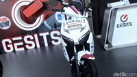 Motor polisi listrik itu mejeng di booth Gesits.