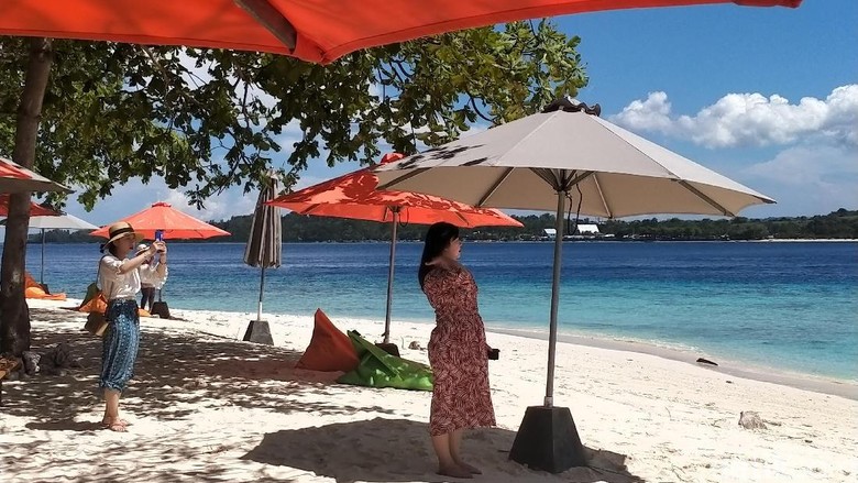 Turis China di Pulau Lihaga Turis China di Pulau Lihaga