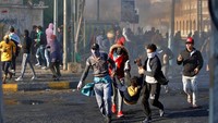 Kerusuhan yang terjadi seluruh Irak selatan berlanjut hingga malam. Pasukan keamanan membunuh 23 demonstran dan melukai 165 sejak Rabu malam. Anmar Khalil/AP Photo.