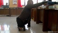 Tidak hanya di luar ruangan, skateboard ini juga masuk ke kelas untuk menunjang Hikmat mengajar para siswanya.