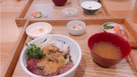 Jee Won tak melakukan operasi atau menempuh jalan pintas lainnya. Ia mengatur pola makan dengan makan 6 makanan berporsi kecil setiap hari. Ia tetap makan nasi, tapi sedikit dengan topping ikan mentah. Foto: Instagram love__lean